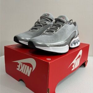 Nike Men's Silver and Gray Sneakers